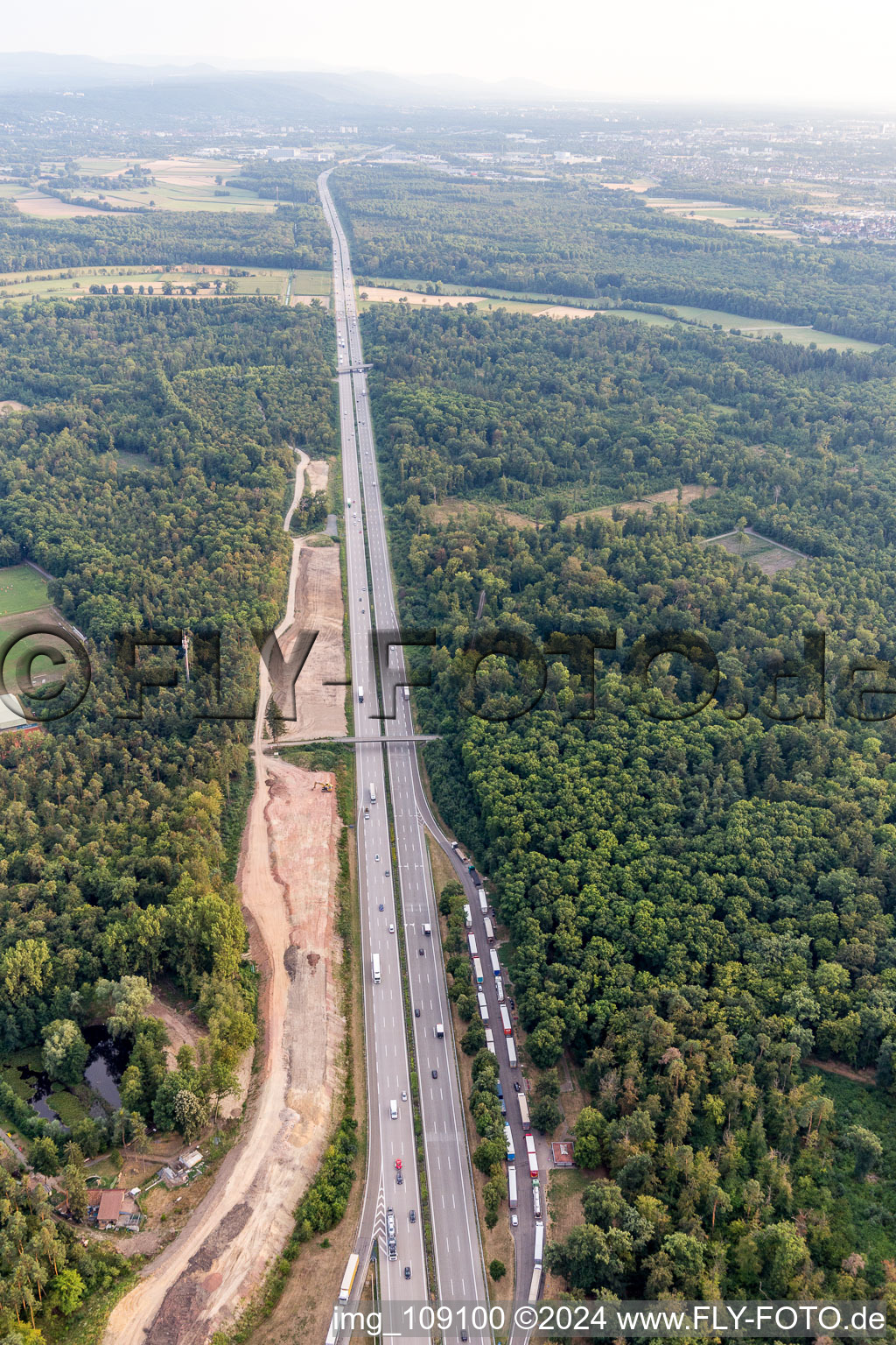 Vue aérienne de Parking de l'autoroute Kreuzlach Ouest à Weingarten dans le département Bade-Wurtemberg, Allemagne