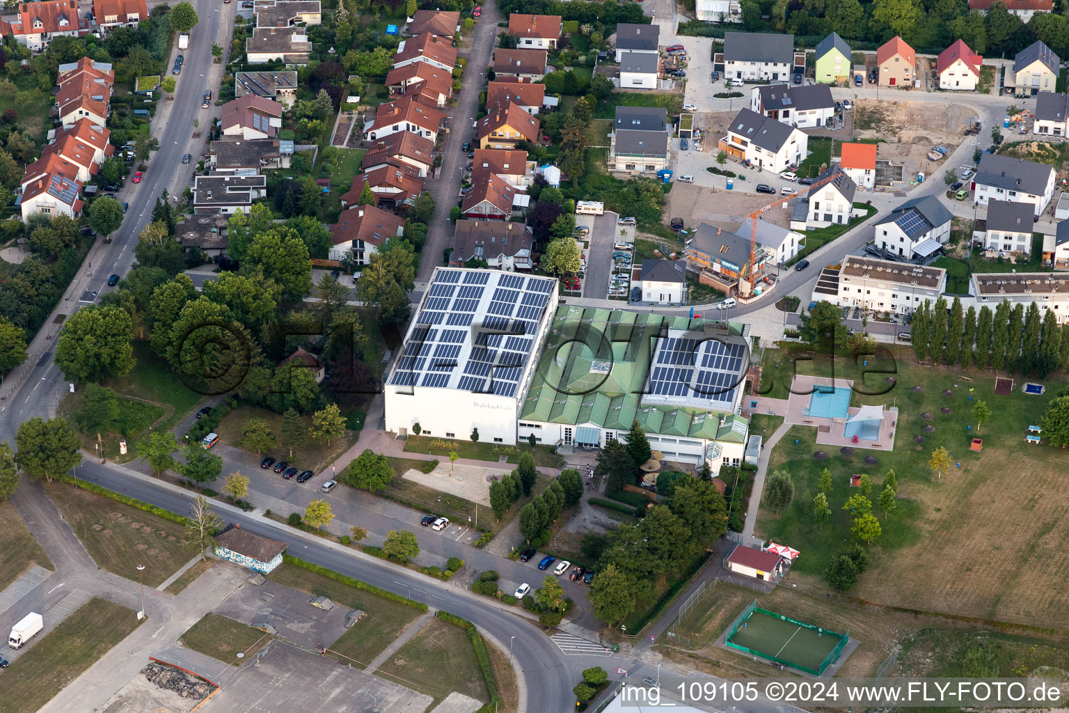 Vue aérienne de Ensemble de salles de sport Walzbachhalle et piscine intérieure et extérieure Walzbachbad à Weingarten dans le département Bade-Wurtemberg, Allemagne