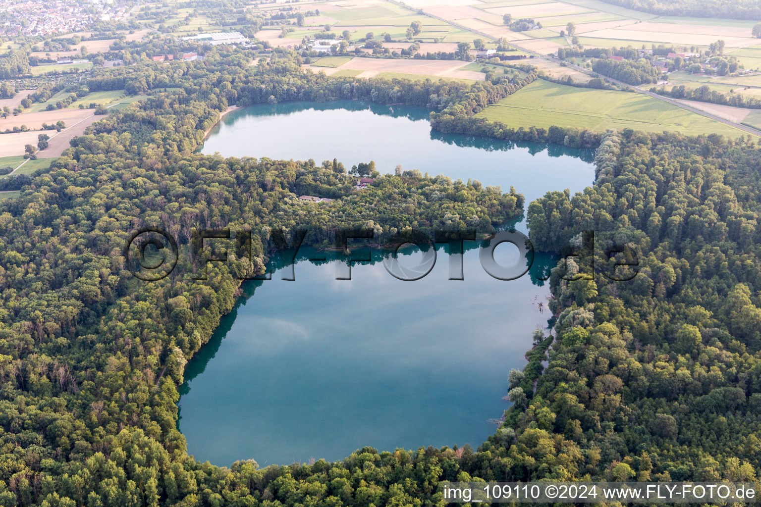 Vue aérienne de Étang de carrière à le quartier Grötzingen in Karlsruhe dans le département Bade-Wurtemberg, Allemagne