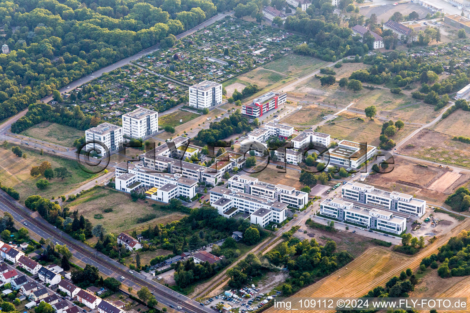 Vue aérienne de Parc technologique Karlsruhe à le quartier Rintheim in Karlsruhe dans le département Bade-Wurtemberg, Allemagne