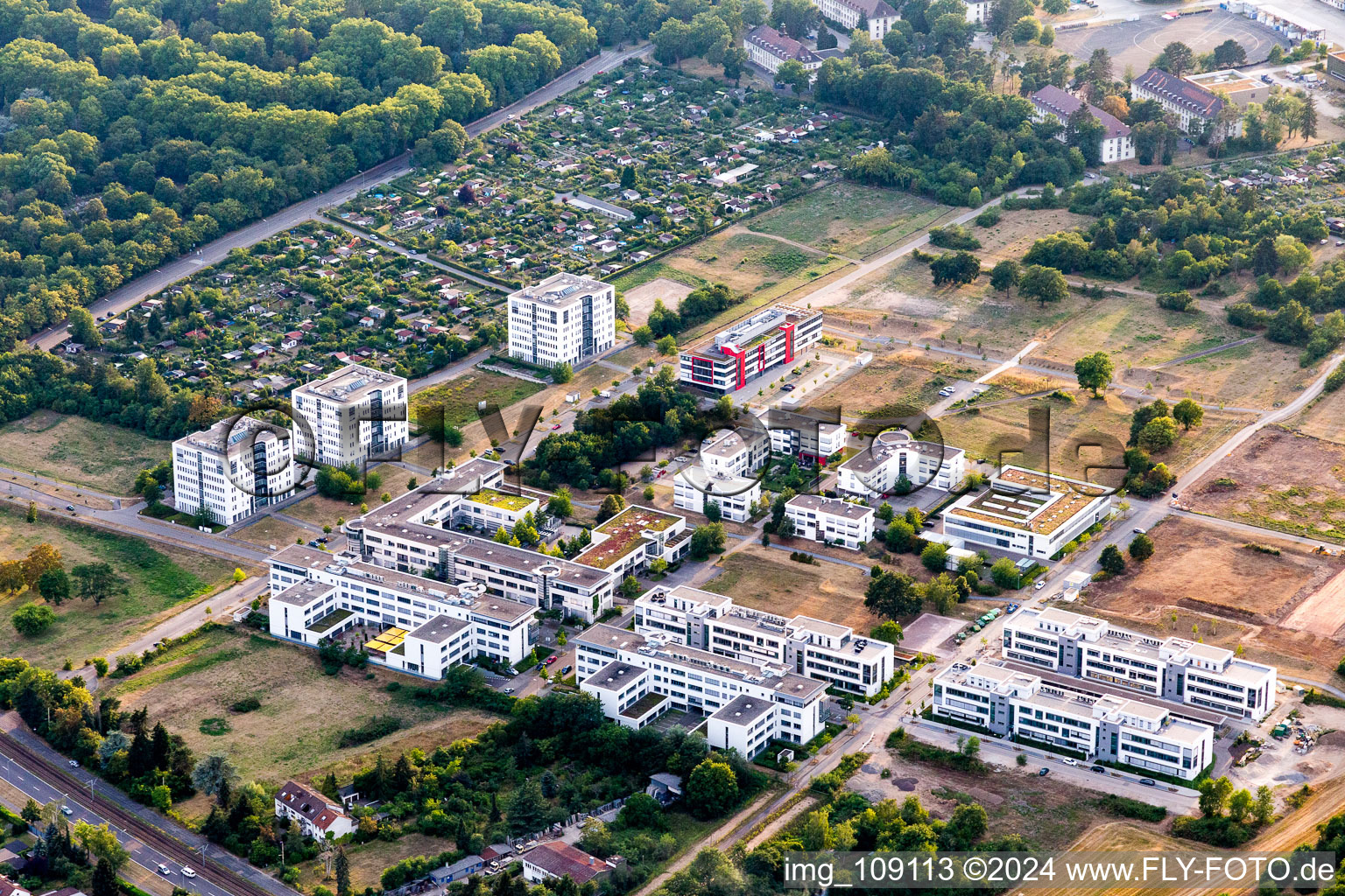 Vue aérienne de Bâtiments de recherche et complexes de bureaux dans le centre de haute technologie Karlsruhe à le quartier Rintheim in Karlsruhe dans le département Bade-Wurtemberg, Allemagne