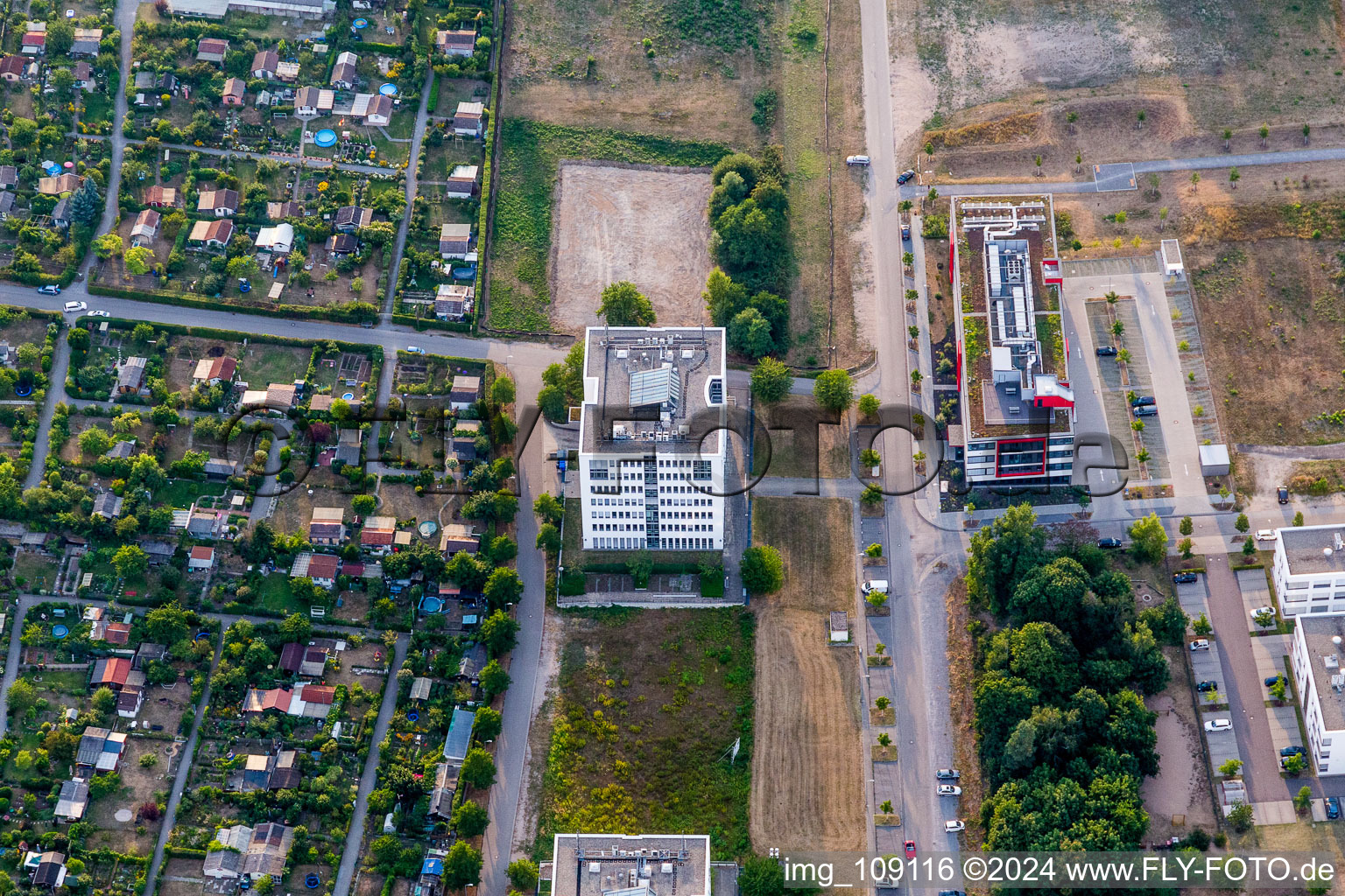 Vue aérienne de Systec & Services GmbH dans le centre de haute technologie Karlsruhe à le quartier Rintheim in Karlsruhe dans le département Bade-Wurtemberg, Allemagne