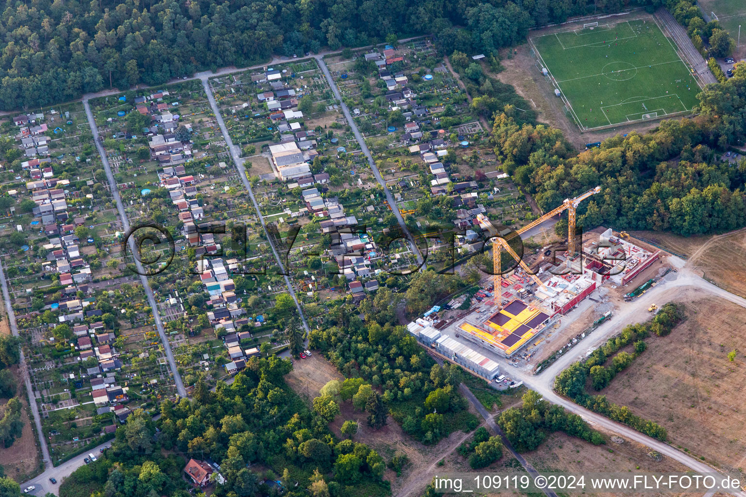 Quartier Rintheim in Karlsruhe dans le département Bade-Wurtemberg, Allemagne du point de vue du drone