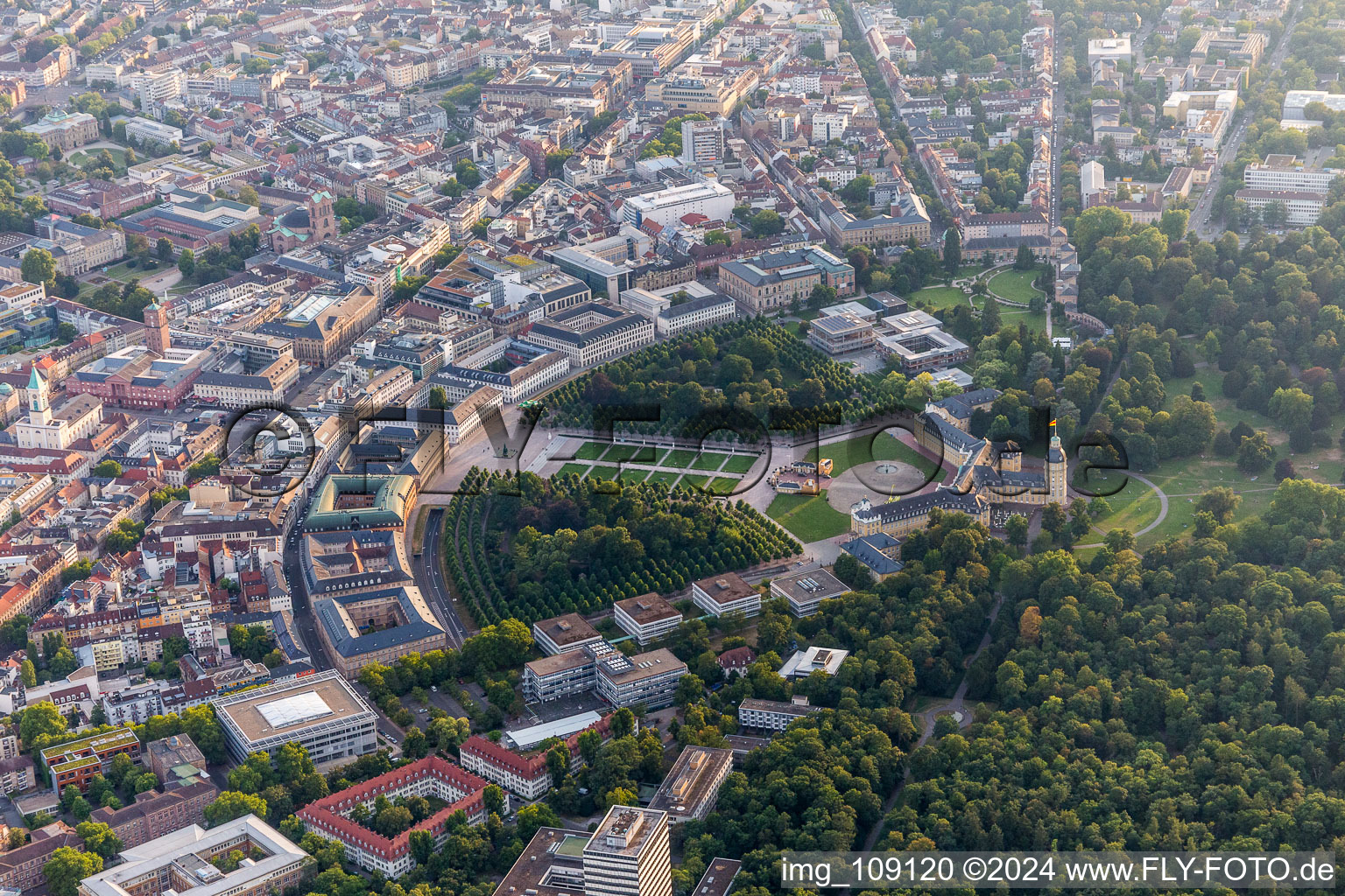 Vue aérienne de Parc du Château du Château Karlsruhe à le quartier Innenstadt-West in Karlsruhe dans le département Bade-Wurtemberg, Allemagne