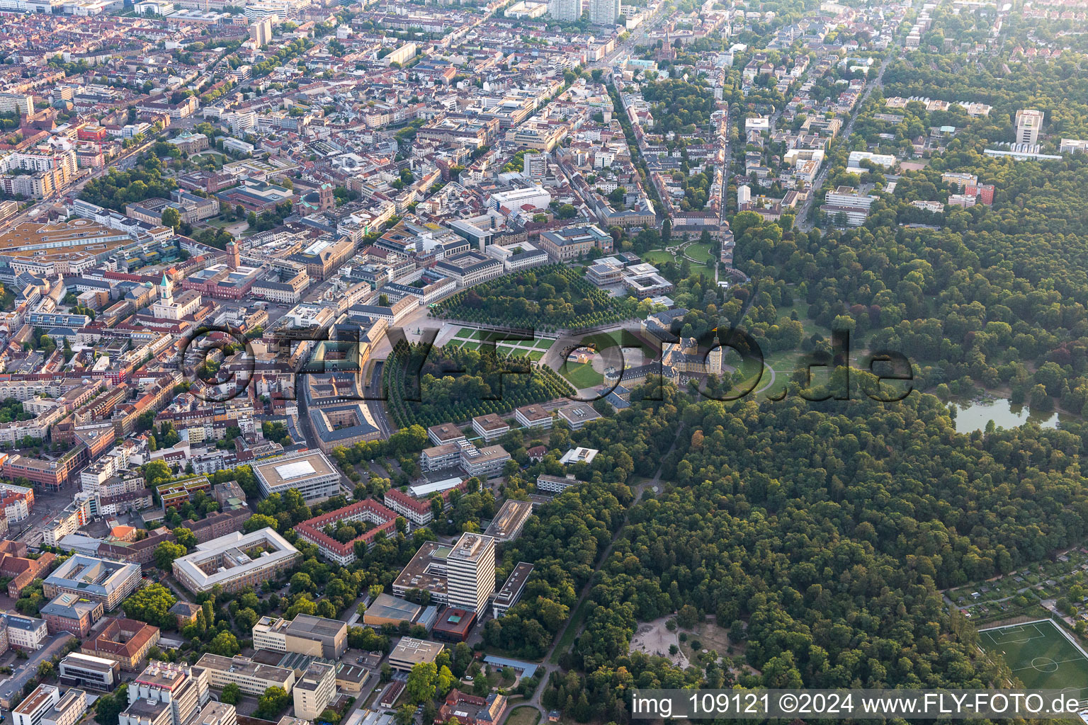 Vue aérienne de Verrouiller et encercler à le quartier Innenstadt-Ost in Karlsruhe dans le département Bade-Wurtemberg, Allemagne