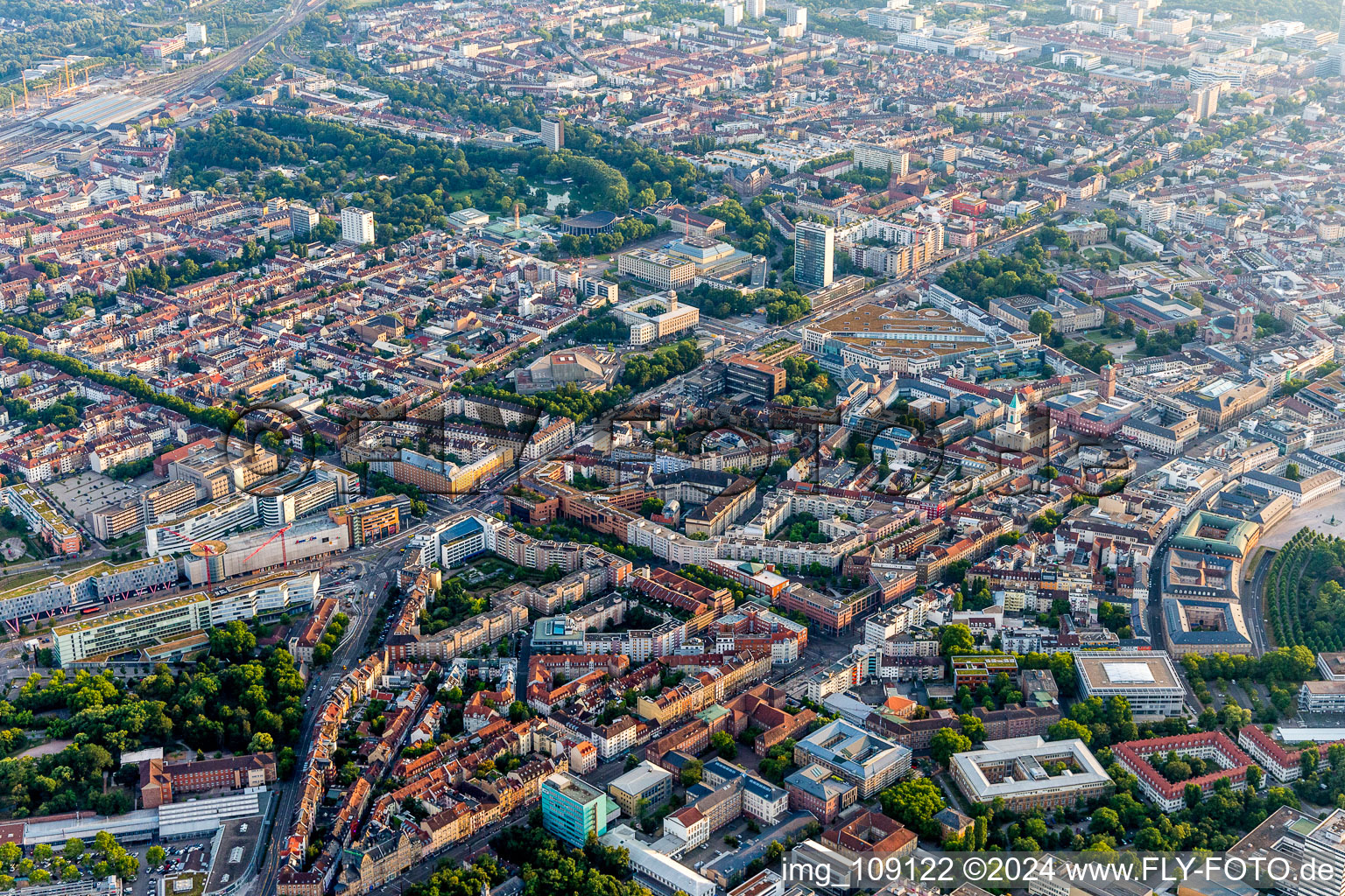 Vue aérienne de Dörfle, Rüppurer Straße à le quartier Innenstadt-Ost in Karlsruhe dans le département Bade-Wurtemberg, Allemagne