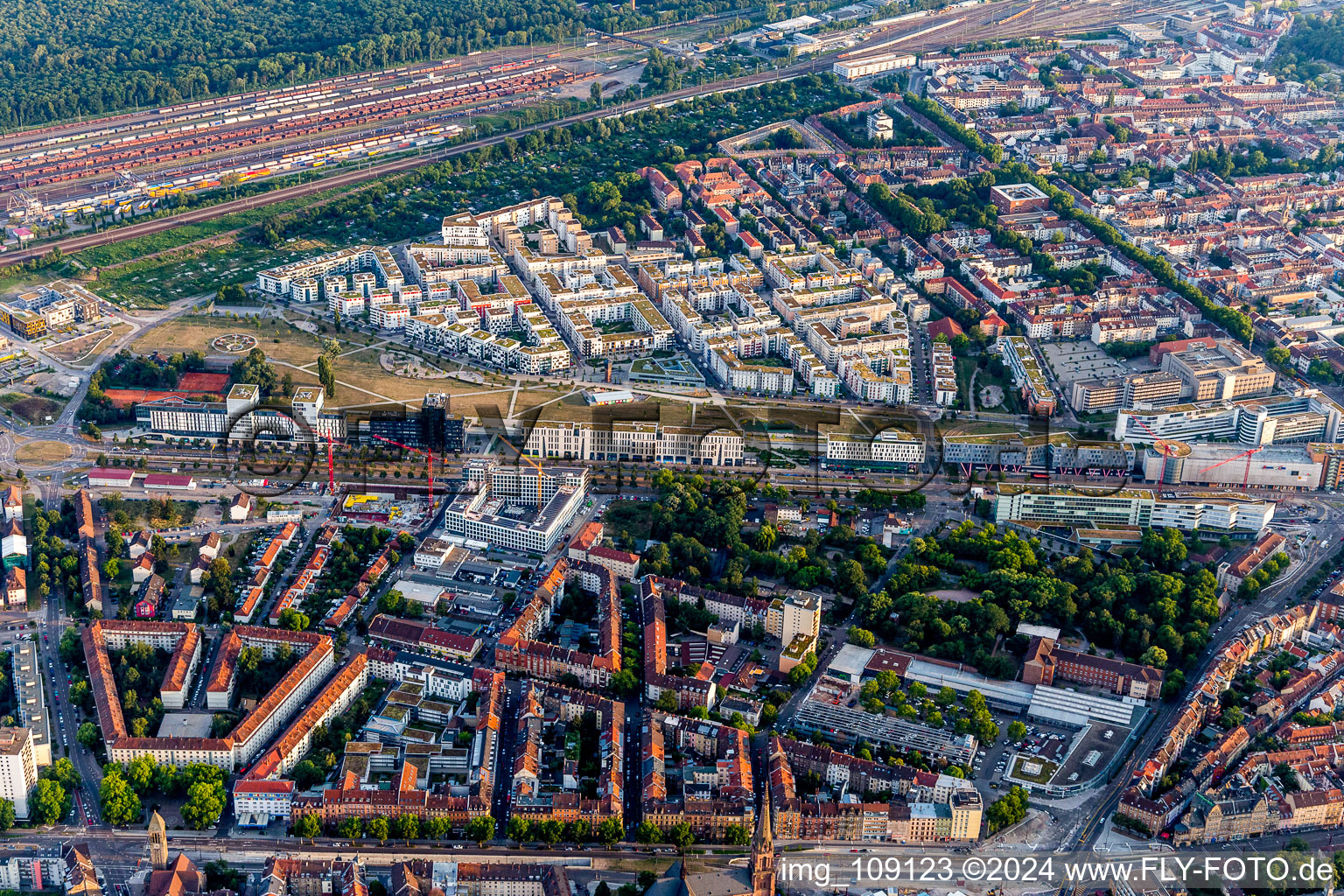 Vue aérienne de Parc Citypark sur la Kriegsstrasse à le quartier Südstadt in Karlsruhe dans le département Bade-Wurtemberg, Allemagne