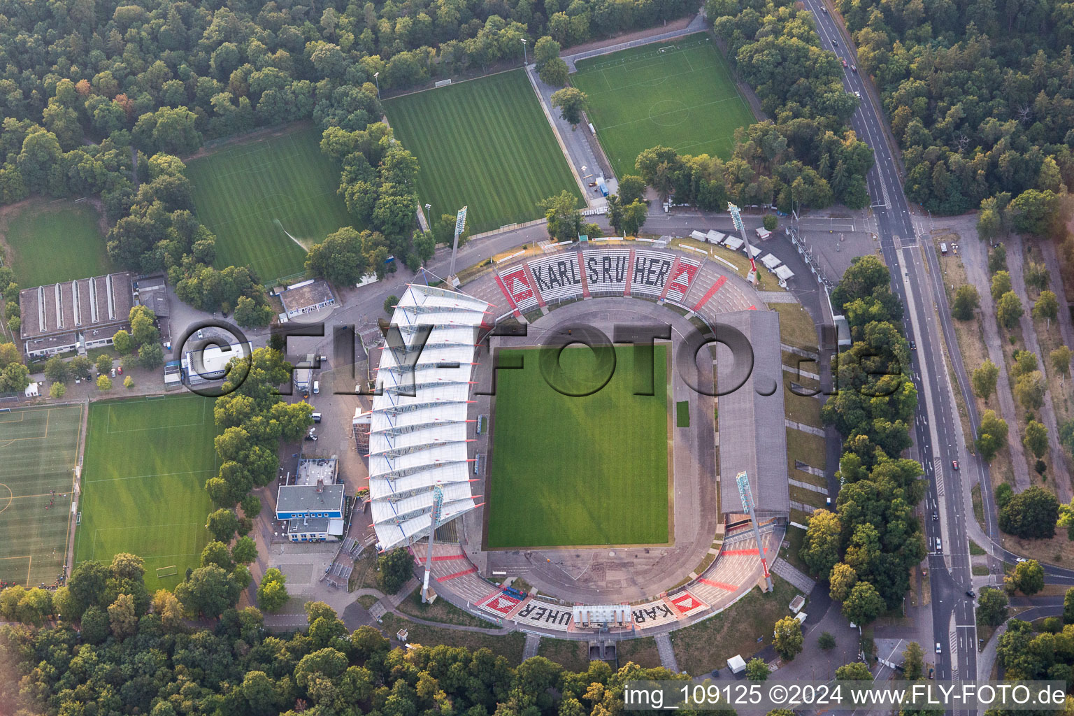Vue aérienne de Stade de football Wildparkstadion du club KSC à le quartier Innenstadt-Ost in Karlsruhe dans le département Bade-Wurtemberg, Allemagne