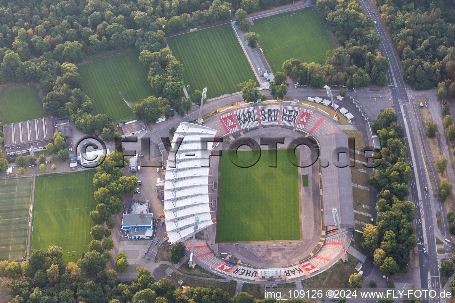 Vue aérienne de Stade du parc animalier KSC à le quartier Innenstadt-Ost in Karlsruhe dans le département Bade-Wurtemberg, Allemagne