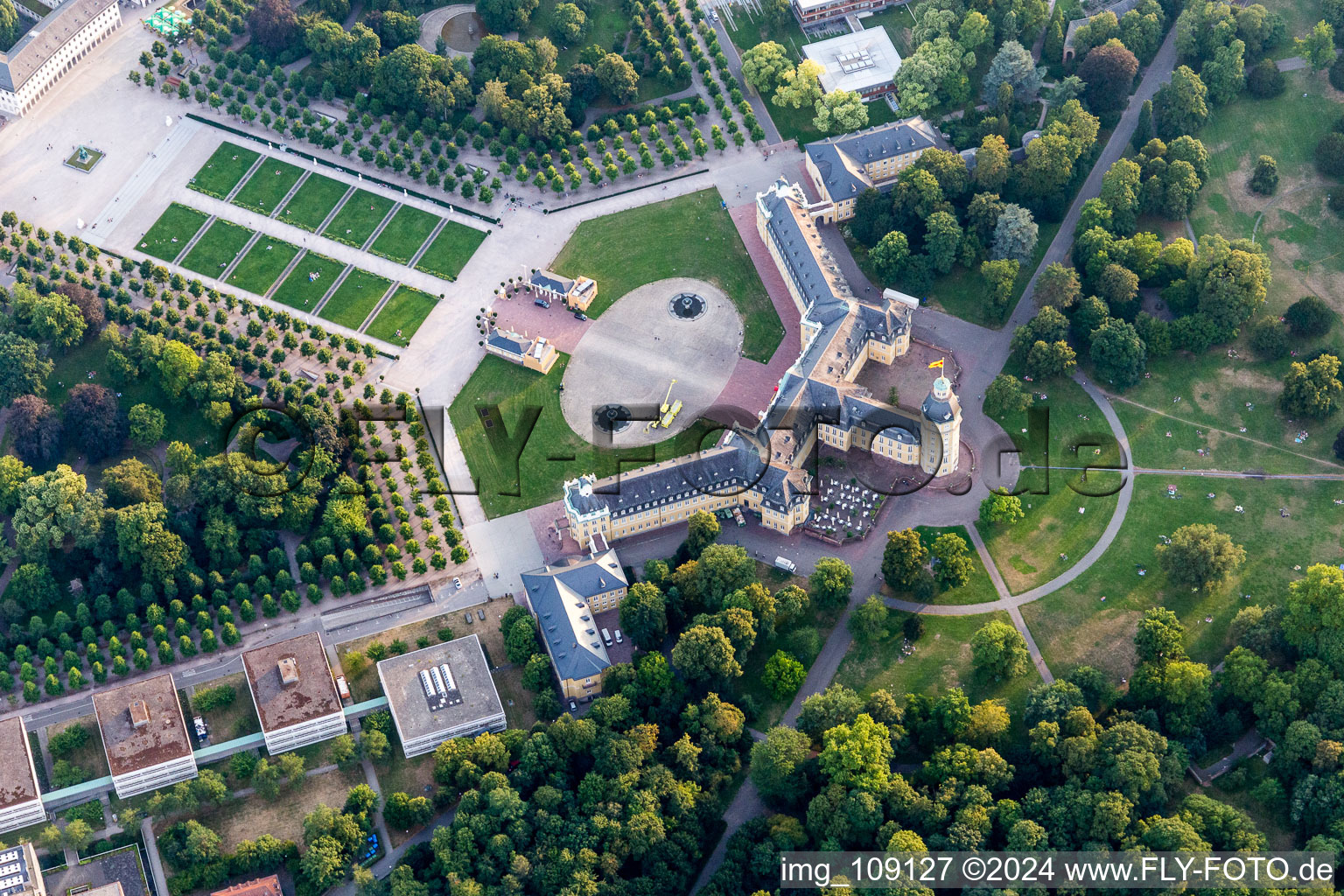 Vue aérienne de Parc du Château du Château Karlsruhe à le quartier Innenstadt-West in Karlsruhe dans le département Bade-Wurtemberg, Allemagne