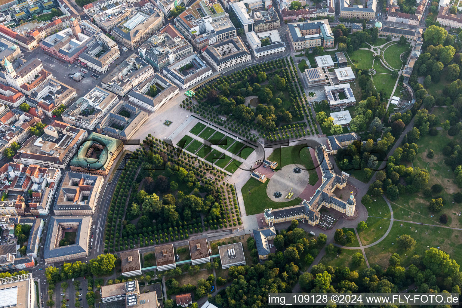 Vue aérienne de Parc du château du château Karlsruhe am Zirkel à le quartier Innenstadt-West in Karlsruhe dans le département Bade-Wurtemberg, Allemagne