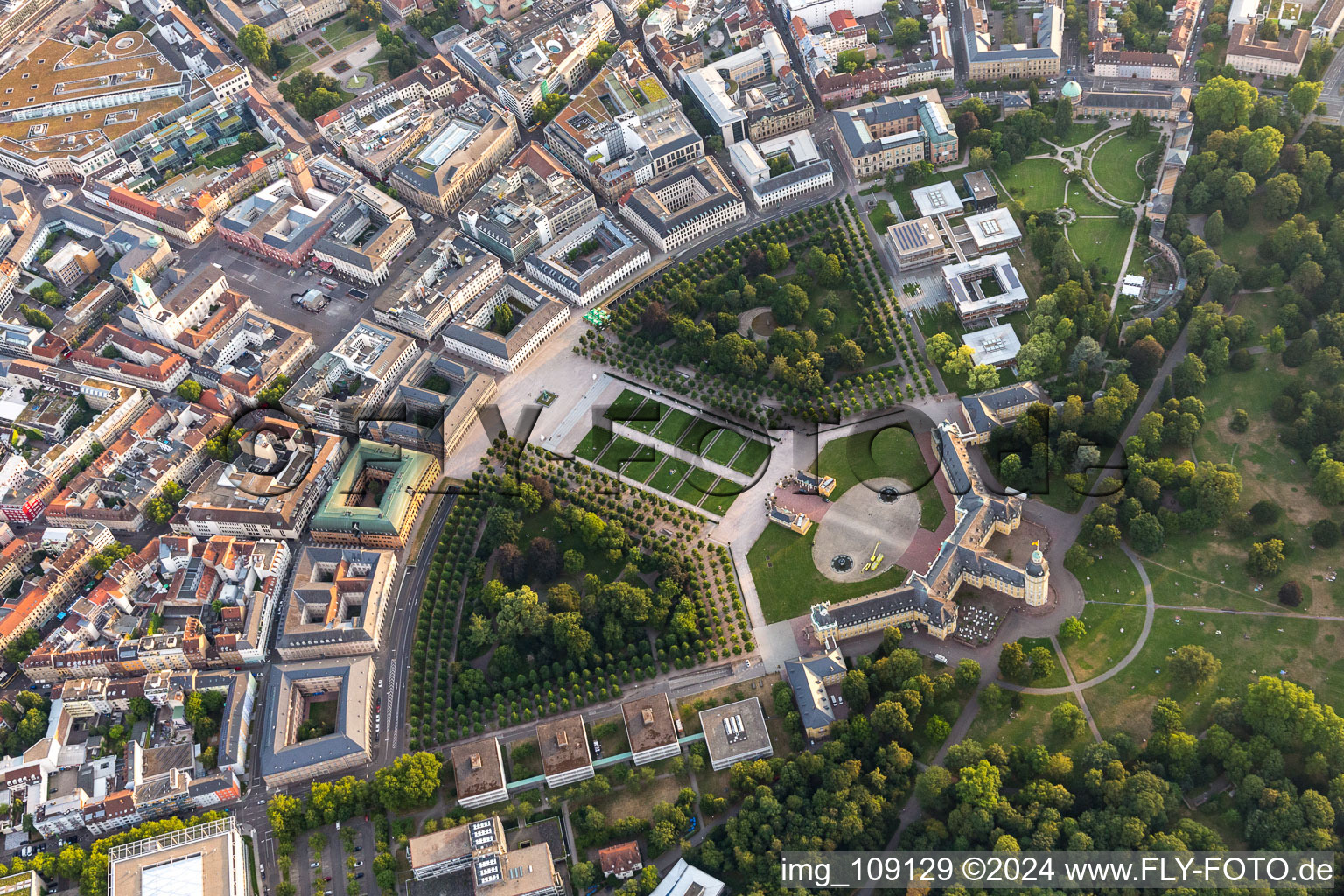 Vue aérienne de Château de Karlsruhe, centre du cercle à le quartier Innenstadt-West in Karlsruhe dans le département Bade-Wurtemberg, Allemagne