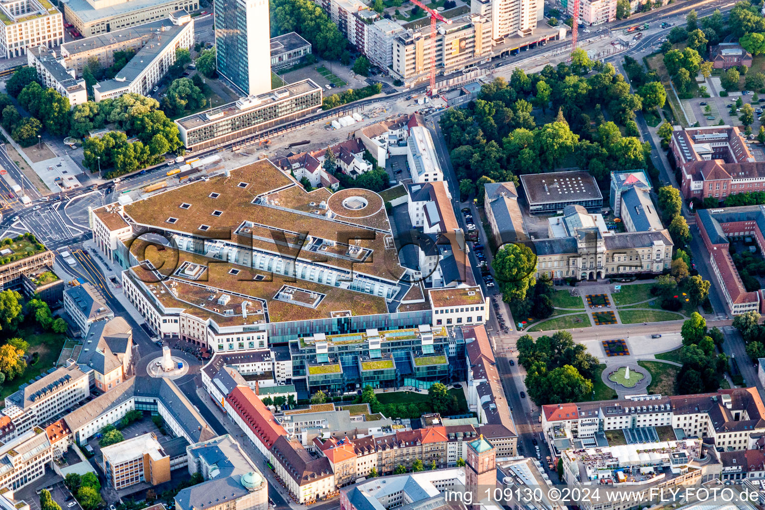 Vue aérienne de Centre commercial Ettlinger Tor Center à le quartier Innenstadt-West in Karlsruhe dans le département Bade-Wurtemberg, Allemagne