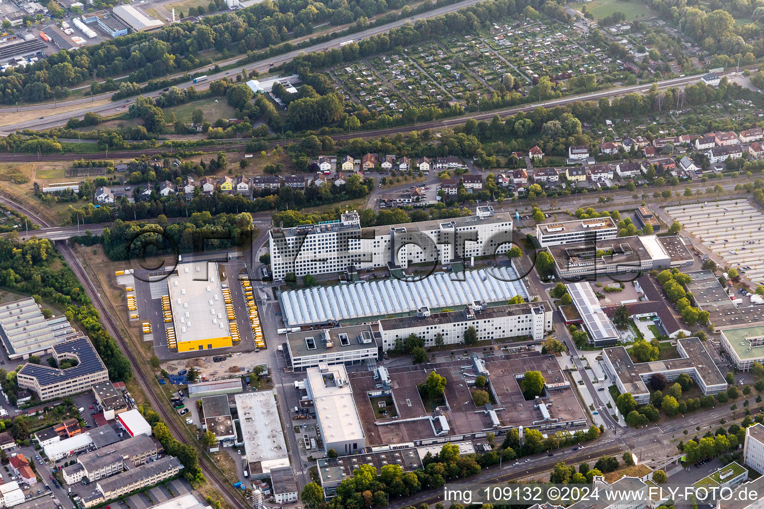 Vue aérienne de Locaux de l'usine Siemens à le quartier Knielingen in Karlsruhe dans le département Bade-Wurtemberg, Allemagne
