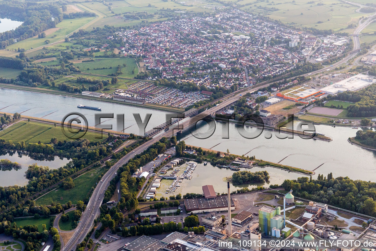 Vue aérienne de Rivière - ouvrages de pont sur le Rhin près de Maxau à le quartier Knielingen in Karlsruhe dans le département Bade-Wurtemberg, Allemagne