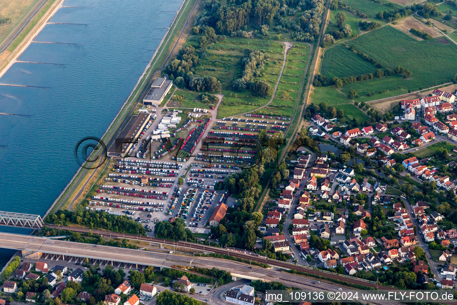 Vue aérienne de Entrepôt de camions sur le Rhin à le quartier Maximiliansau in Wörth am Rhein dans le département Rhénanie-Palatinat, Allemagne