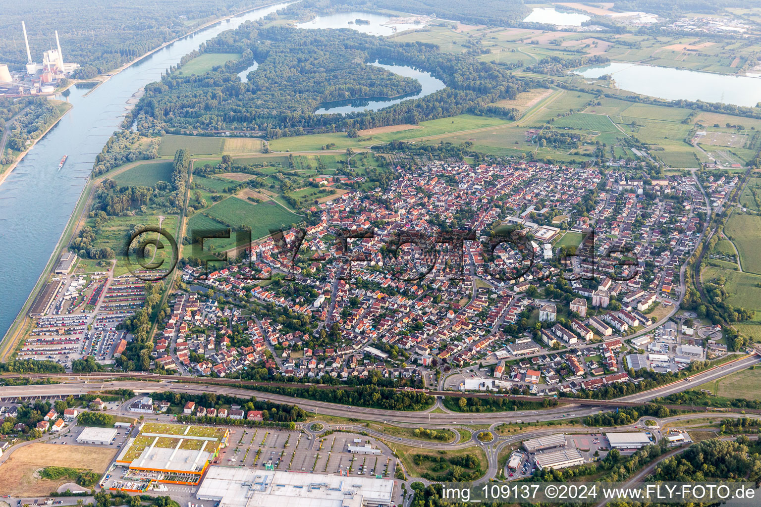 Vue aérienne de Entrepôt de camions sur le Rhin à le quartier Maximiliansau in Wörth am Rhein dans le département Rhénanie-Palatinat, Allemagne