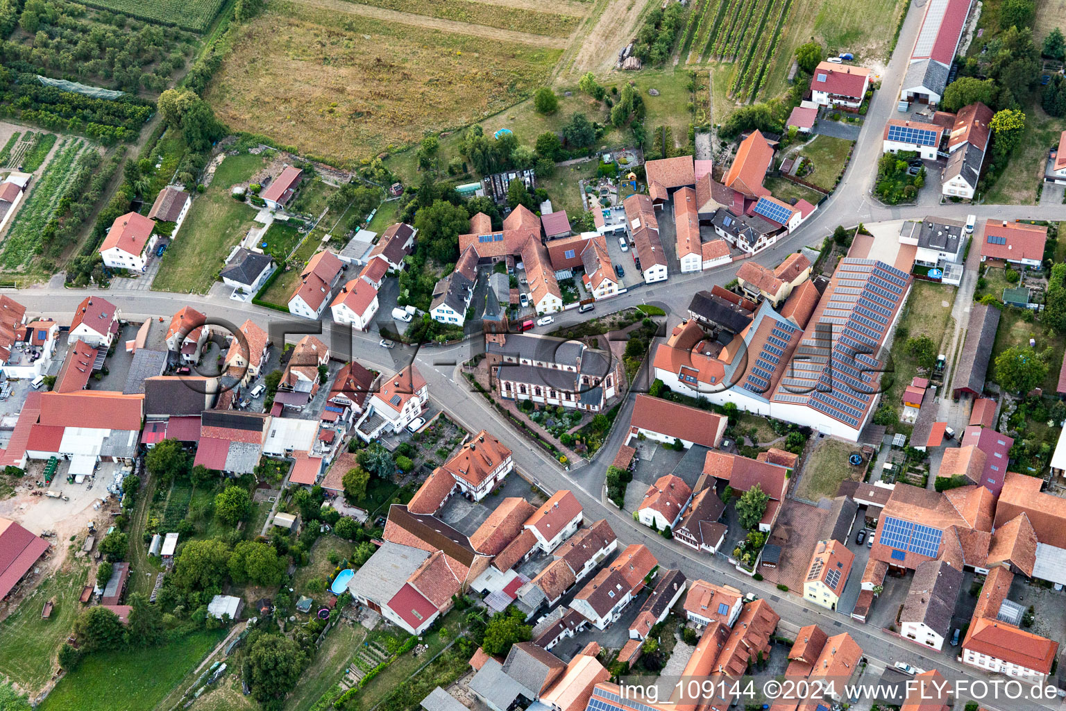 Vue aérienne de Bâtiment d'église au centre du village à Schweighofen dans le département Rhénanie-Palatinat, Allemagne