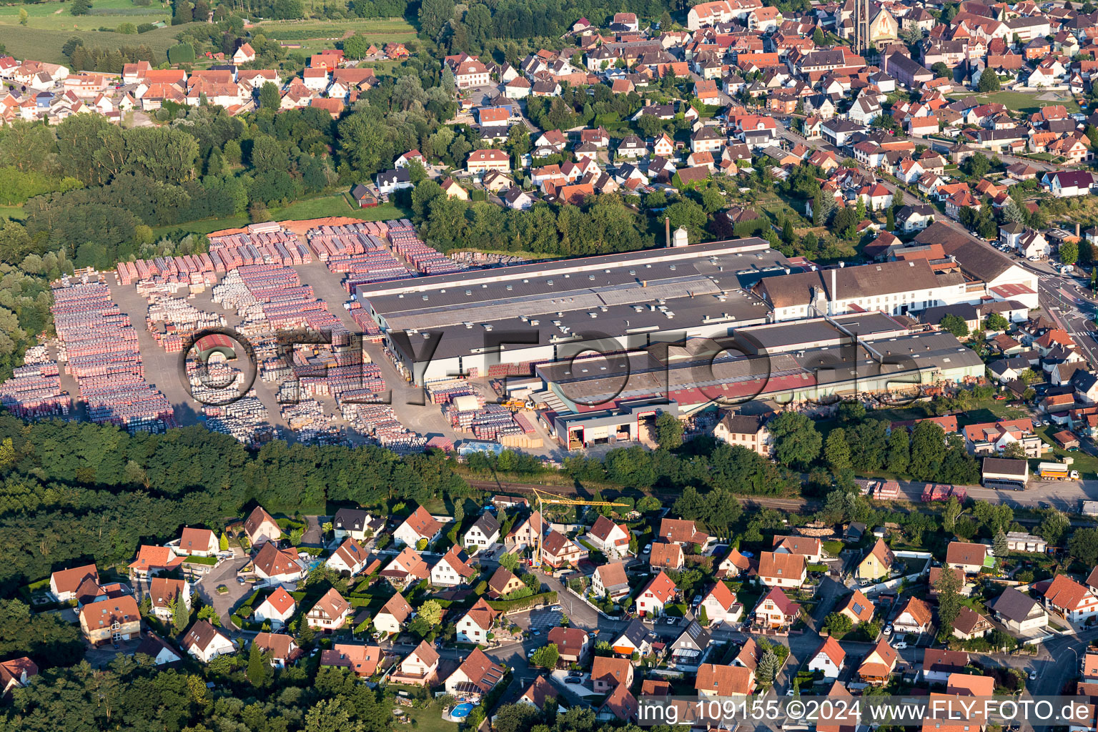 Vue aérienne de Site de la briqueterie Wienerberger à Seltz dans le département Bas Rhin, France