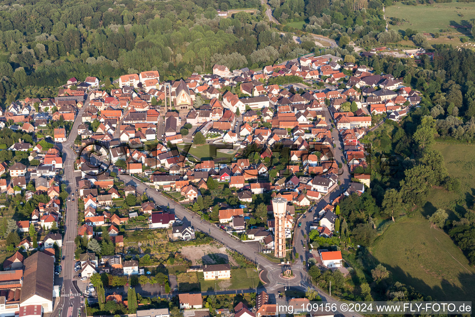 Vue aérienne de Vue des rues et des maisons des quartiers résidentiels à Seltz dans le département Bas Rhin, France