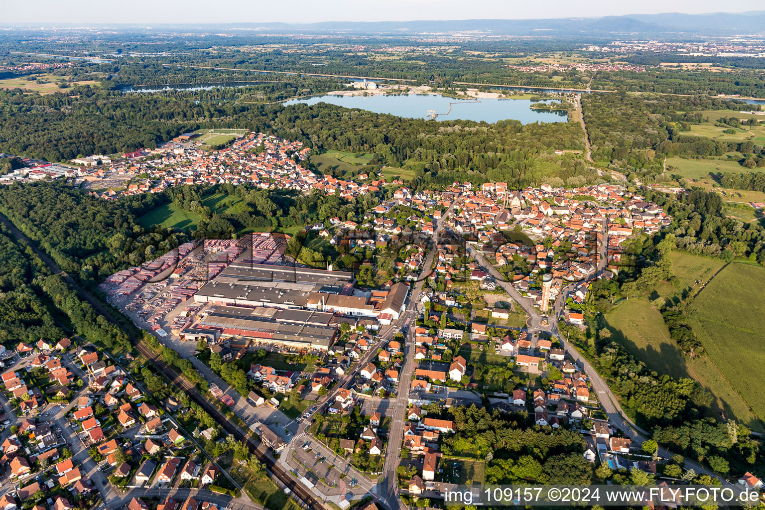 Vue aérienne de Site de la briqueterie Wienerberger à Seltz dans le département Bas Rhin, France