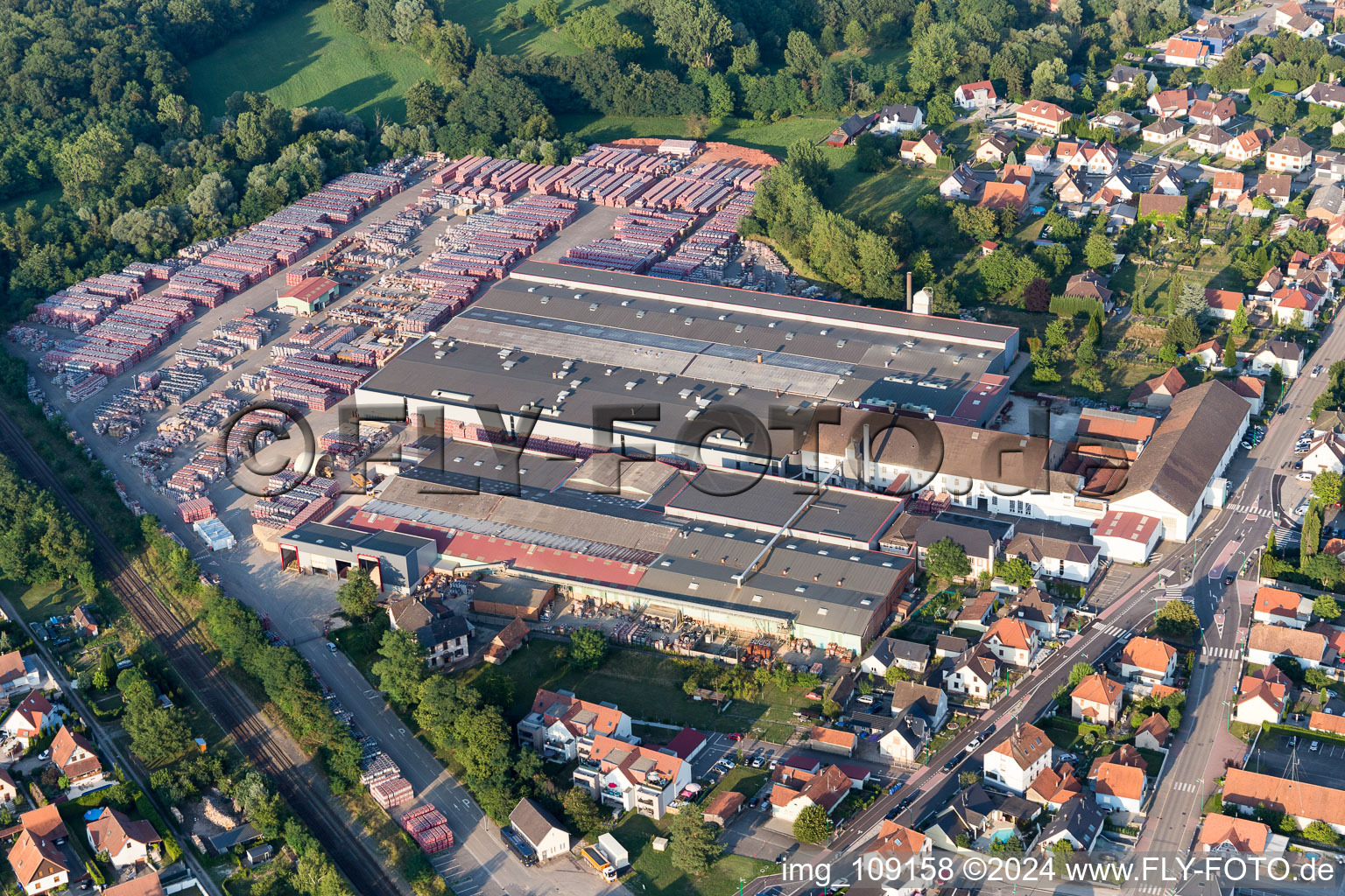 Photographie aérienne de Site de la briqueterie Wienerberger à Seltz dans le département Bas Rhin, France