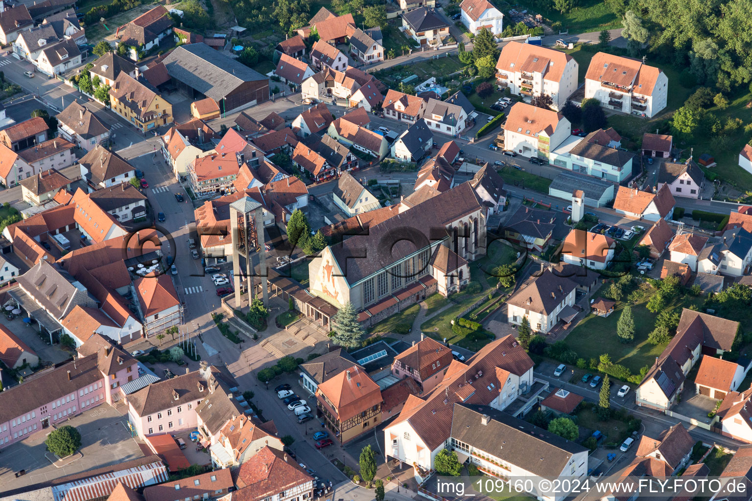 Vue aérienne de Bâtiment religieux au centre-ville à Seltz dans le département Bas Rhin, France