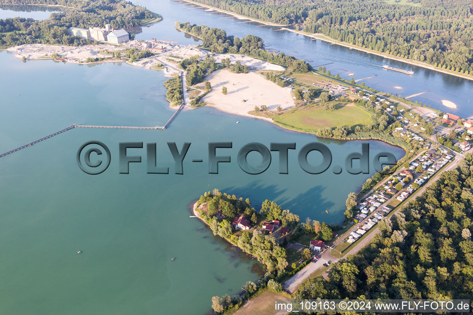 Vue aérienne de Lac Bagge et ferry à Seltz dans le département Bas Rhin, France