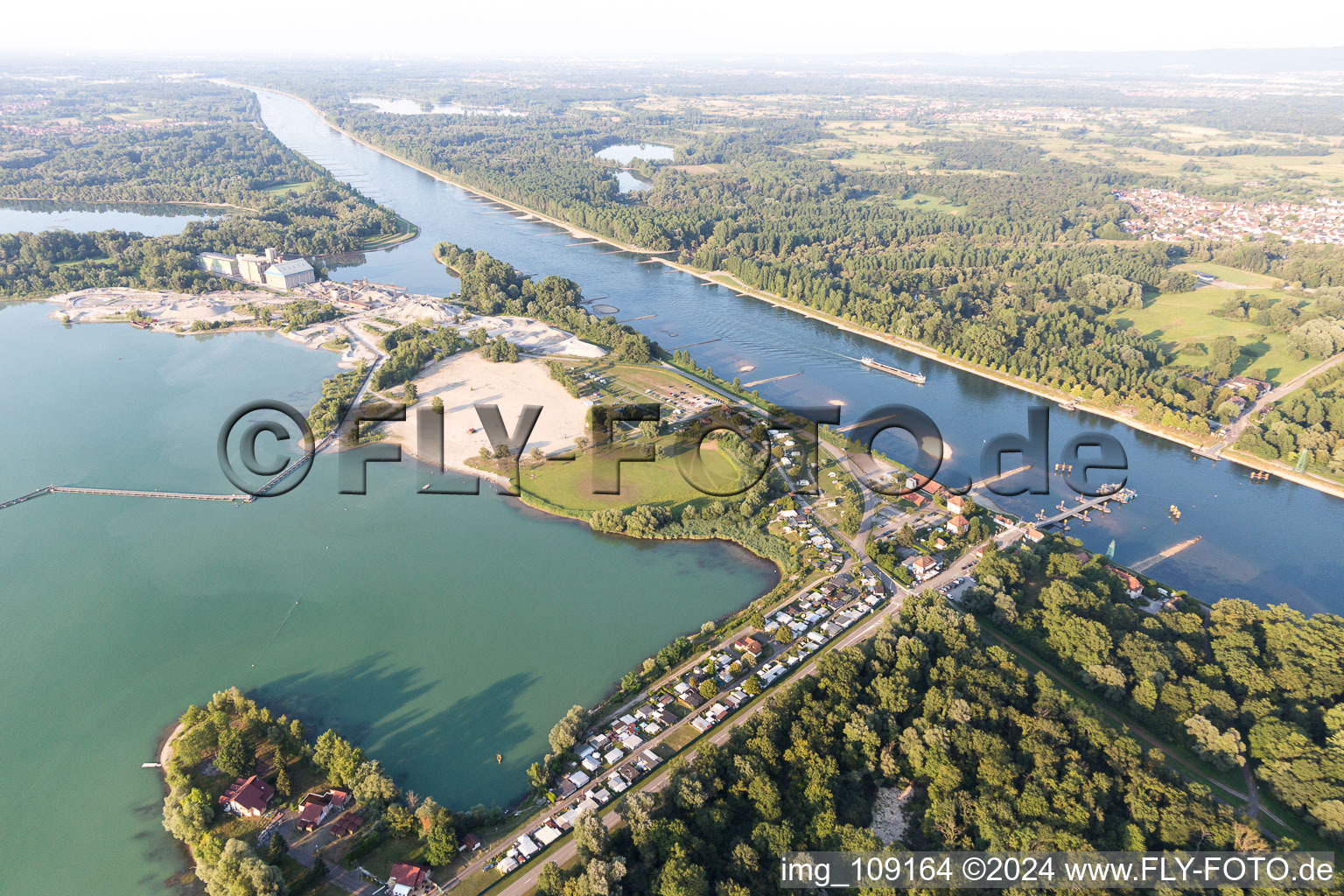 Photographie aérienne de Lac Bagge et ferry à Seltz dans le département Bas Rhin, France