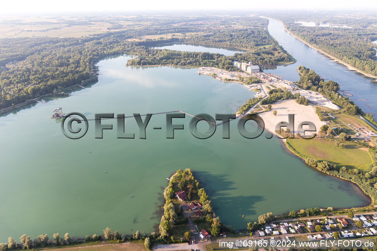 Vue oblique de Lac Bagge et ferry à Seltz dans le département Bas Rhin, France