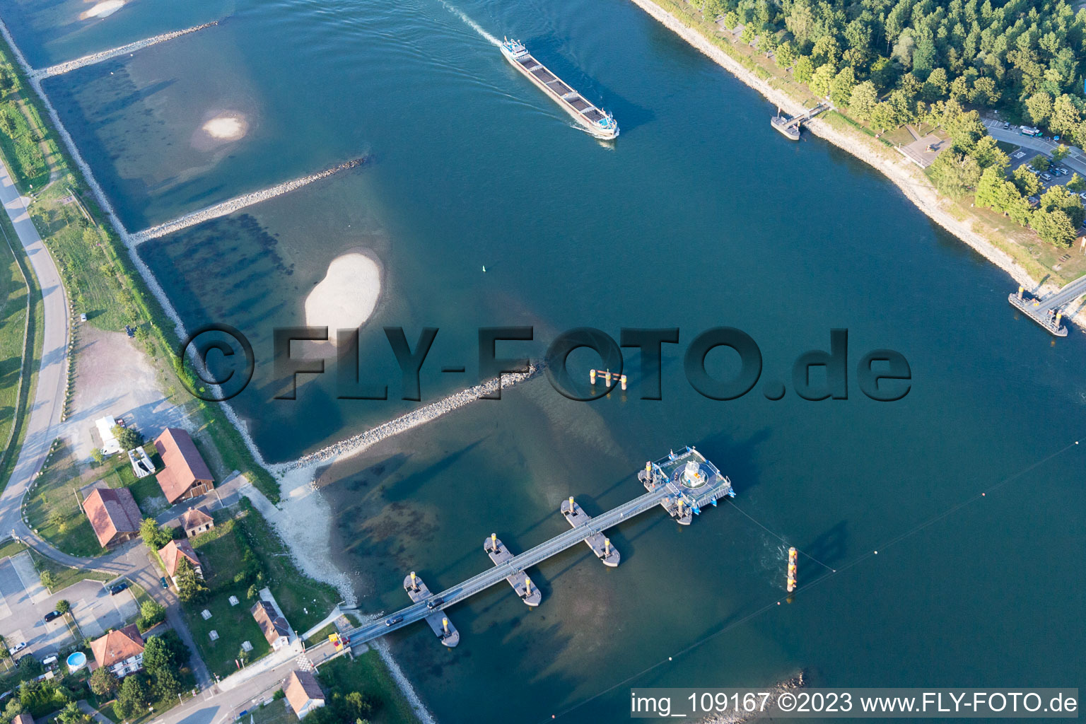 Photographie aérienne de Plittersdorf : ferry solaire sur le Rhin à Seltz dans le département Bas Rhin, France