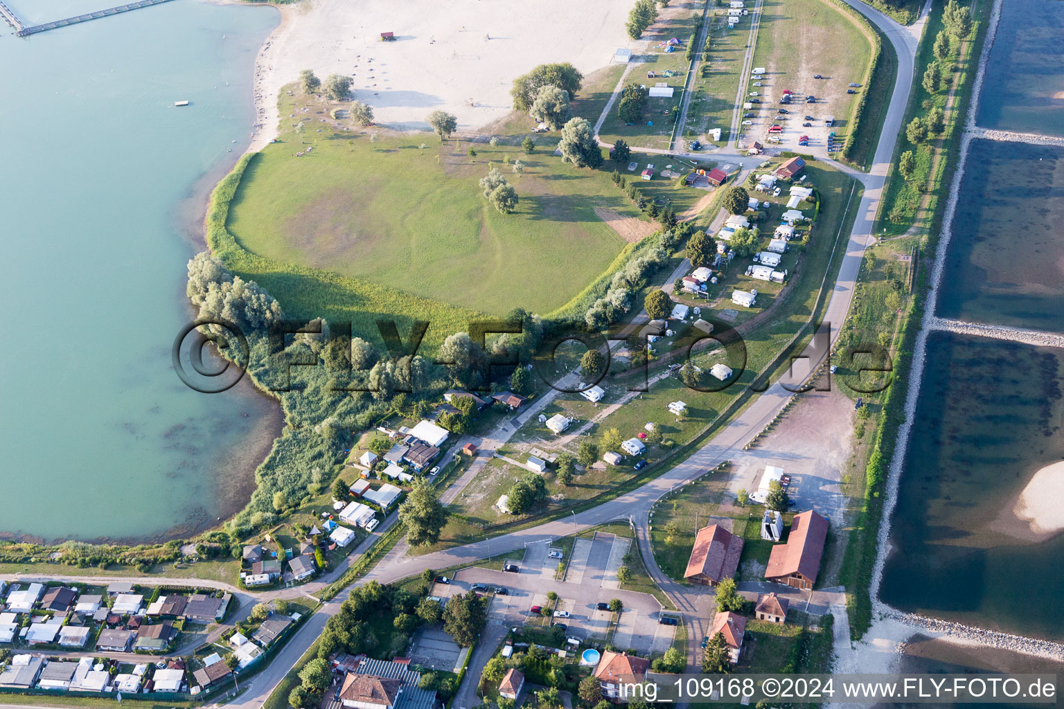 Vue aérienne de Camping les bords du Rhin à Seltz dans le département Bas Rhin, France