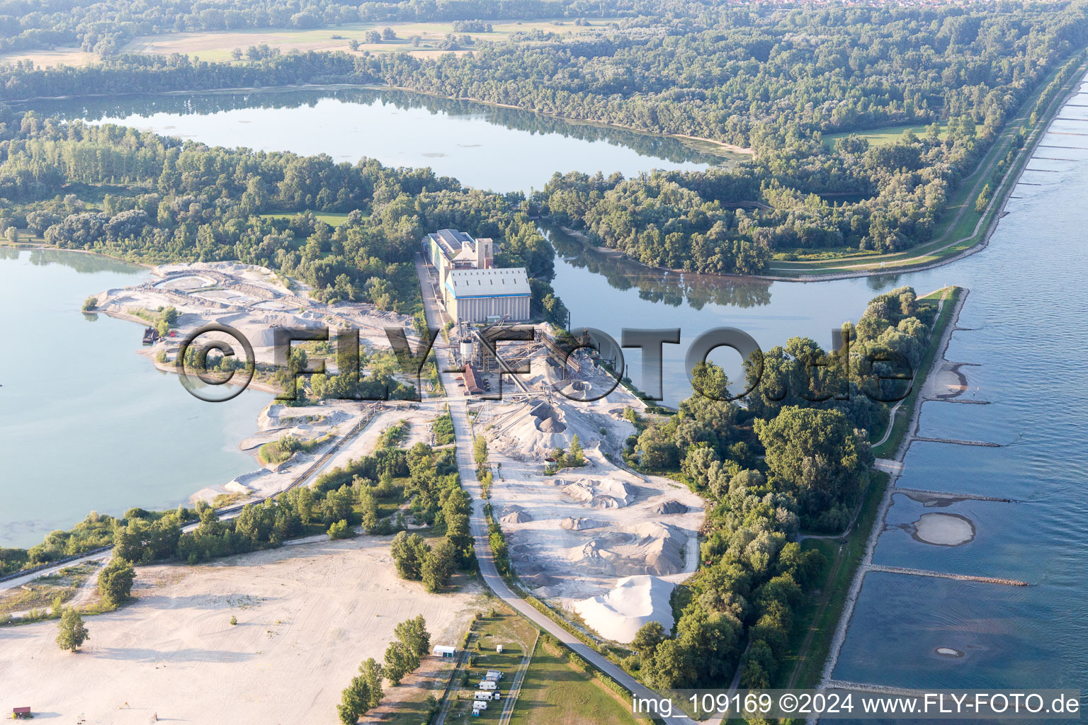 Vue aérienne de Gravières Dyckerhoff Gravières à Seltz dans le département Bas Rhin, France