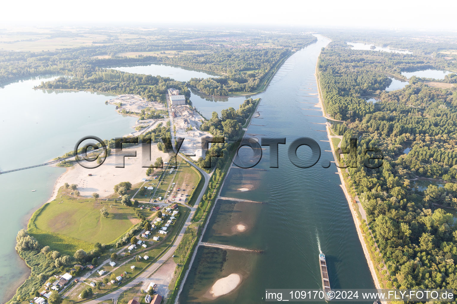 Vue aérienne de Plage du Camping Le Salmengrund à Seltz dans le département Bas Rhin, France