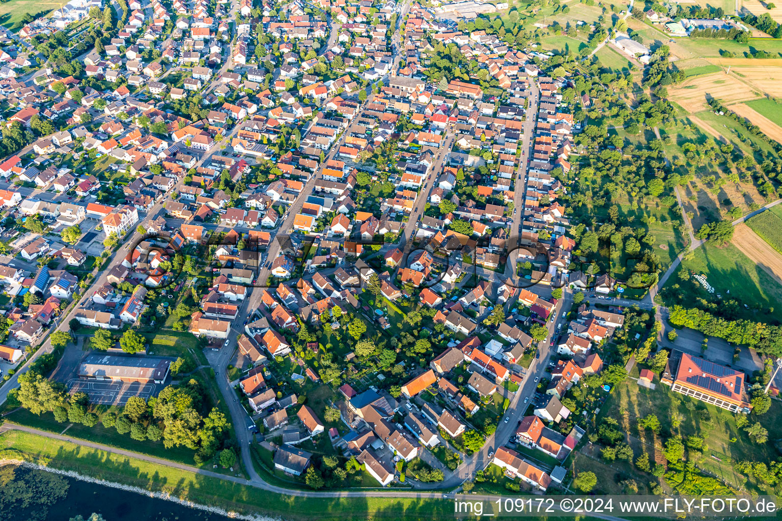 Vue aérienne de Sur le Vieux Rhin à le quartier Plittersdorf in Rastatt dans le département Bade-Wurtemberg, Allemagne