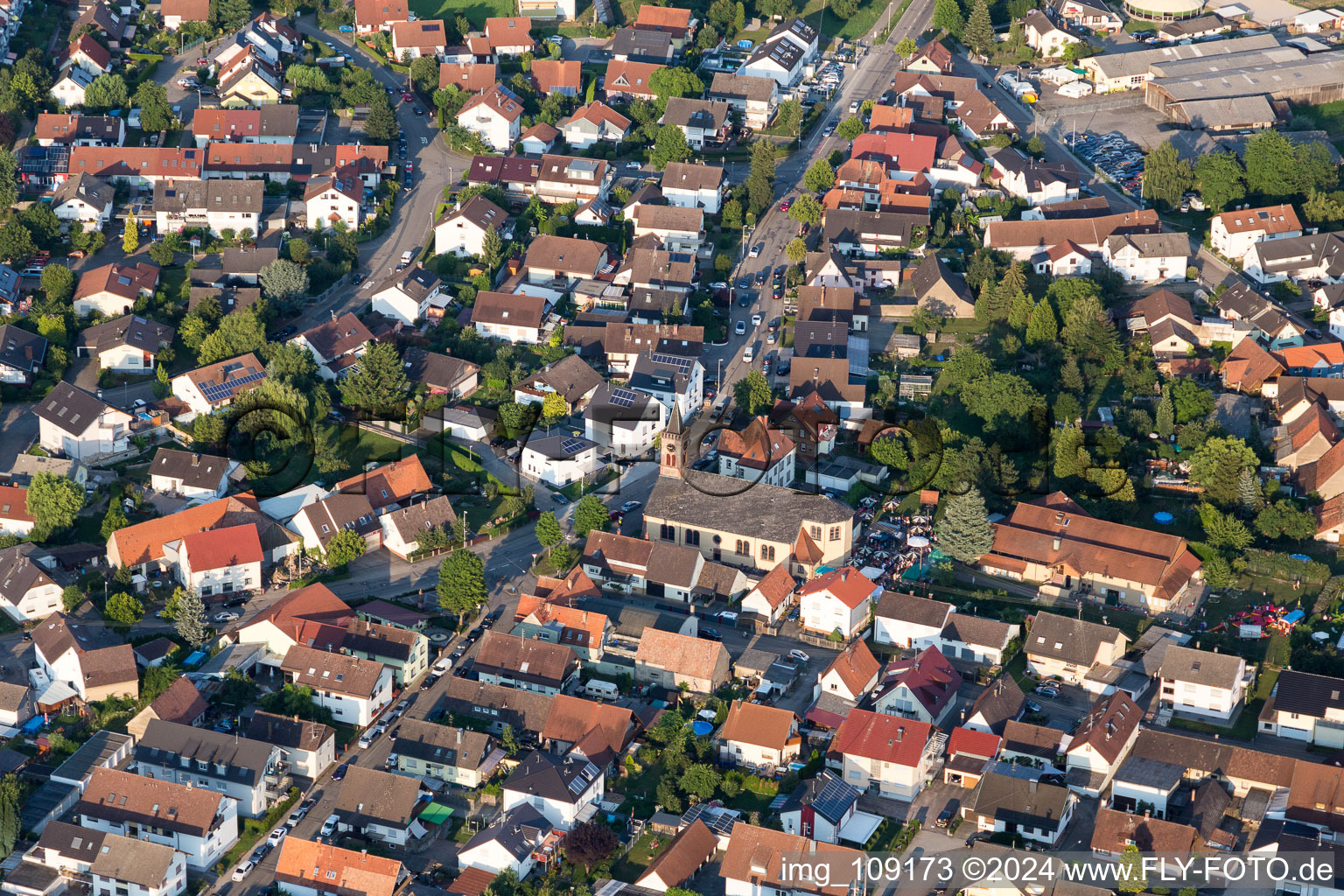 Vue aérienne de Église catholique, Fährstr à le quartier Plittersdorf in Rastatt dans le département Bade-Wurtemberg, Allemagne