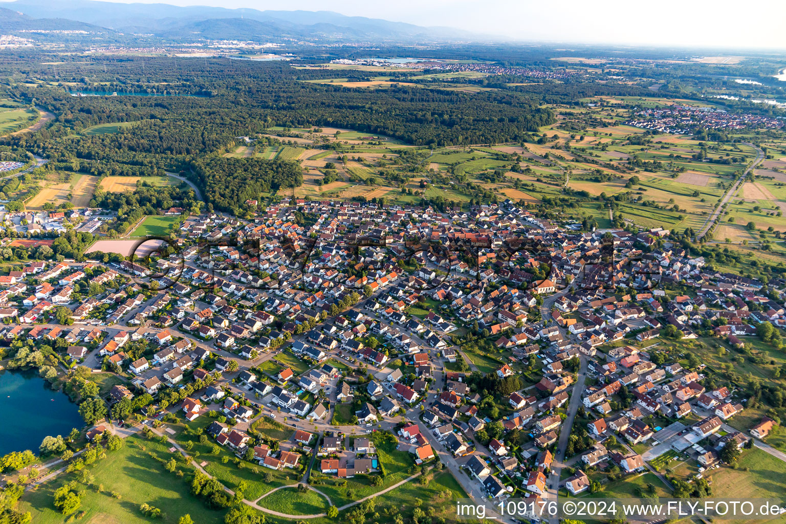 Vue aérienne de Quartier Ottersdorf in Rastatt dans le département Bade-Wurtemberg, Allemagne