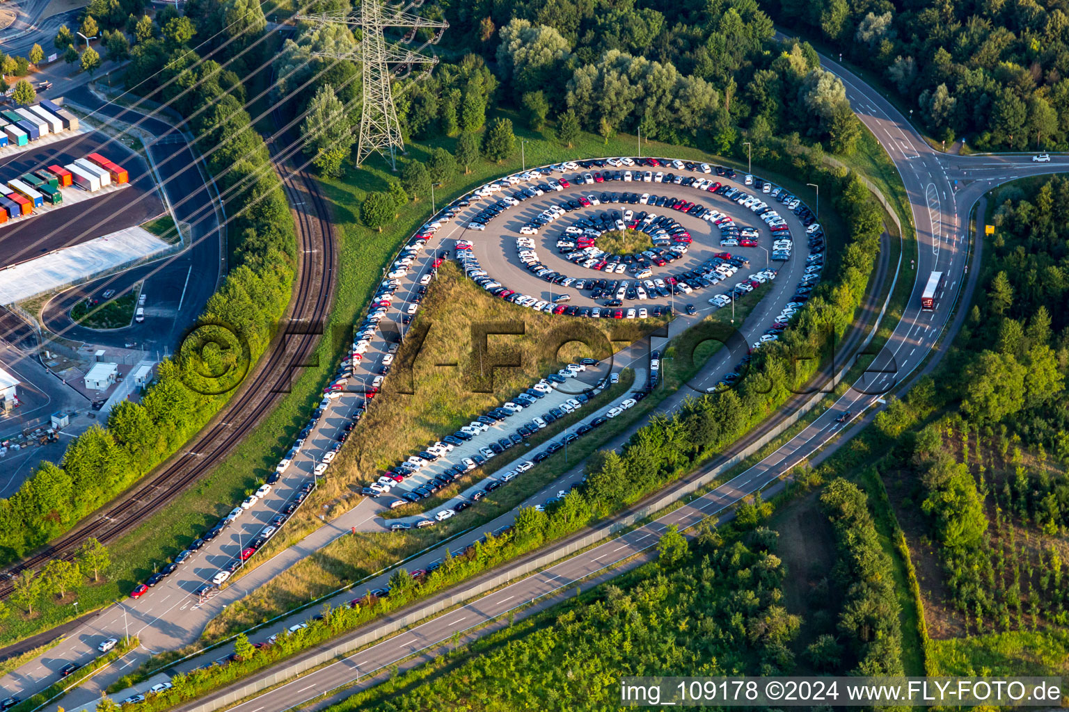 Vue aérienne de Parking rond dans les locaux de l'usine Mercedes-Benz Rastatt à le quartier Ottersdorf in Rastatt dans le département Bade-Wurtemberg, Allemagne