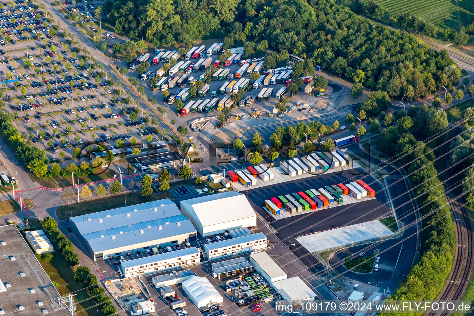 Vue aérienne de Parking de l'usine Mercedes Benz à le quartier Ottersdorf in Rastatt dans le département Bade-Wurtemberg, Allemagne