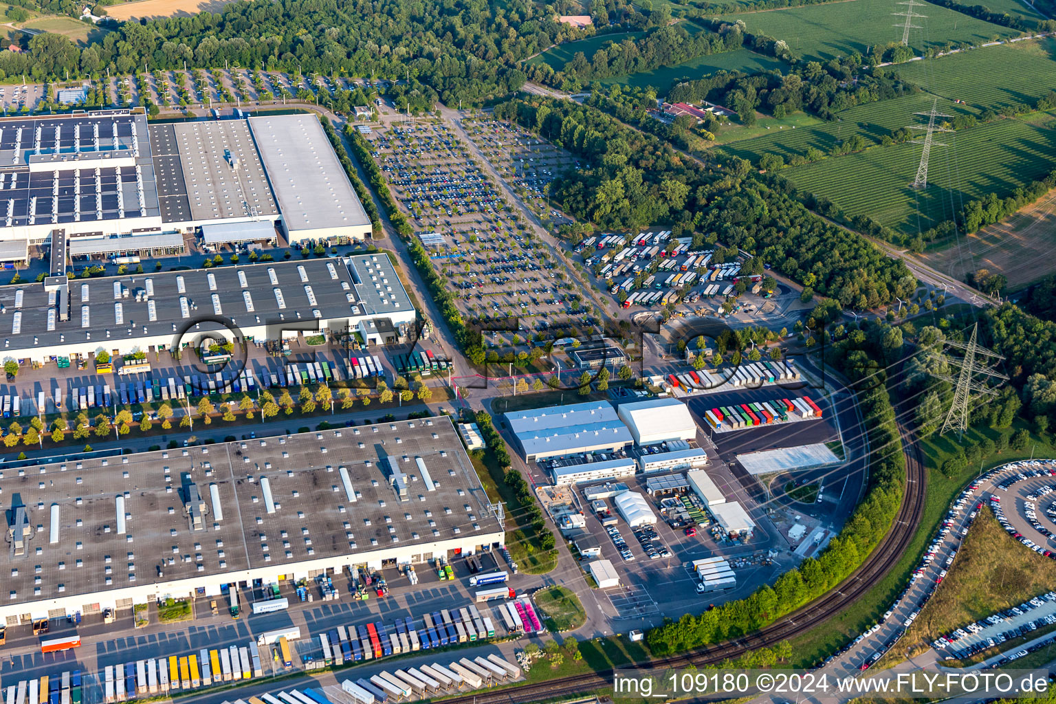 Vue oblique de Usine Mercedes-Benz à Rastatt dans le département Bade-Wurtemberg, Allemagne