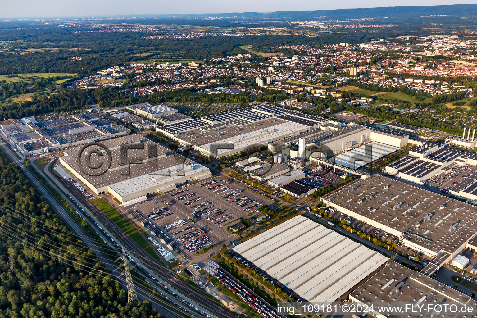 Chantier de construction de véhicules de l'usine Mercedes-Benz Rastatt à Rastatt dans le département Bade-Wurtemberg, Allemagne d'en haut