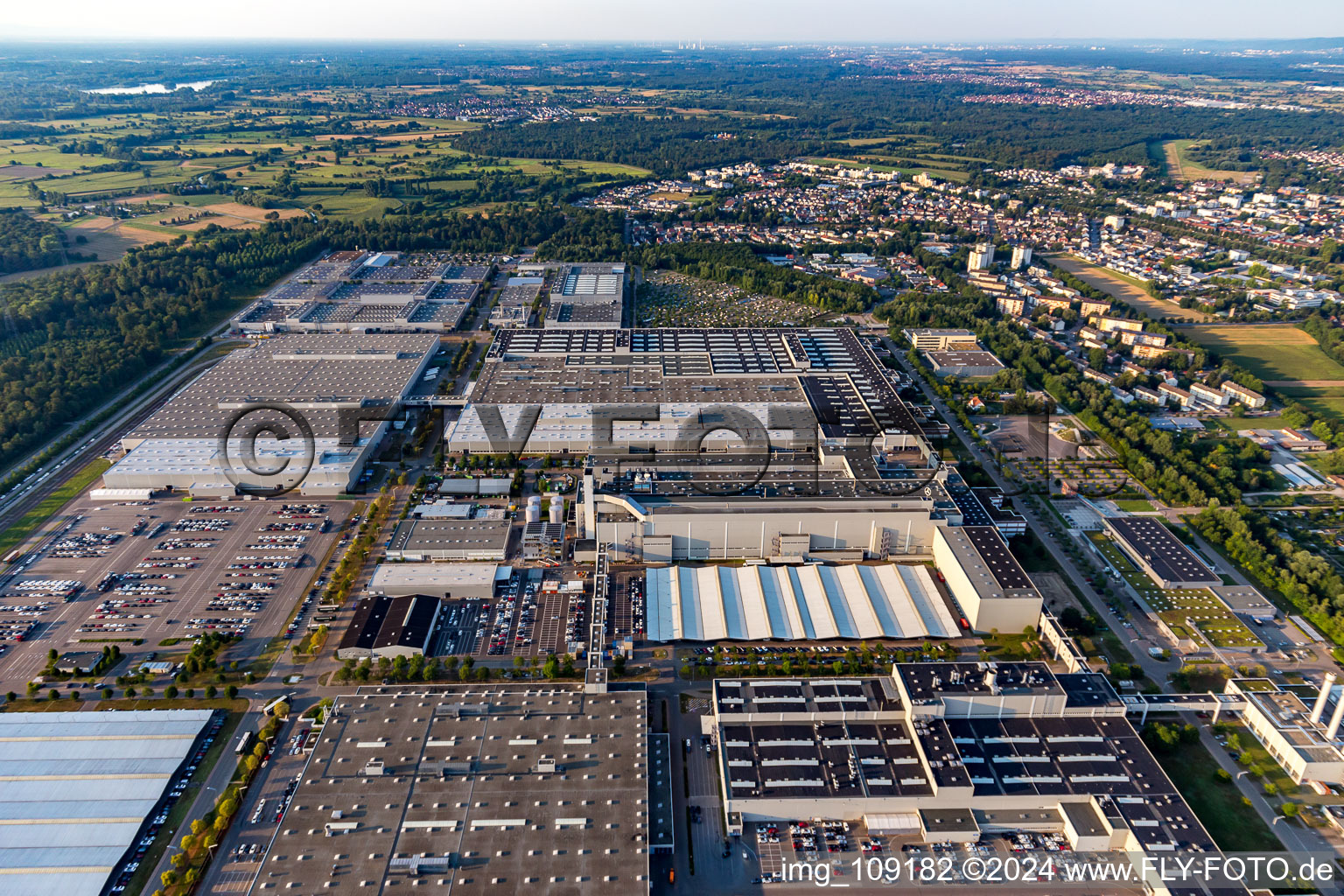 Usine Mercedes-Benz à Rastatt dans le département Bade-Wurtemberg, Allemagne d'en haut