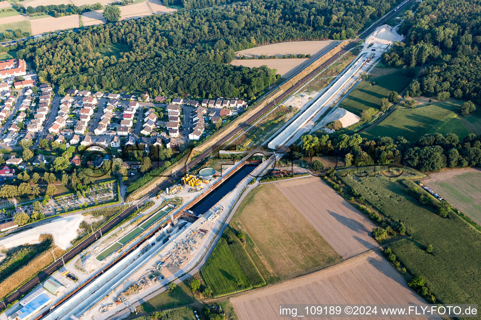 Vue aérienne de Chantier de construction de tunnels inondés rempli de béton pour la nouvelle construction de la route ICE Karlsruhe-Offenburg dans le réseau de lignes de la Deutsche Bahn à le quartier Niederbühl in Rastatt dans le département Bade-Wurtemberg, Allemagne