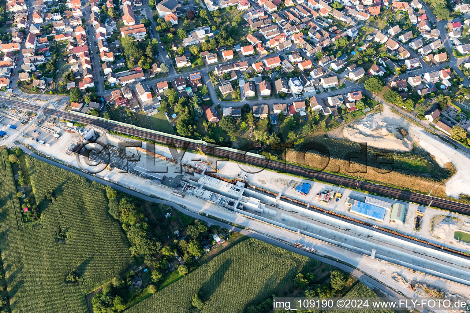 Photographie aérienne de Chantier de construction de tunnels inondés rempli de béton pour la nouvelle construction de la route ICE Karlsruhe-Offenburg dans le réseau de lignes de la Deutsche Bahn à le quartier Niederbühl in Rastatt dans le département Bade-Wurtemberg, Allemagne