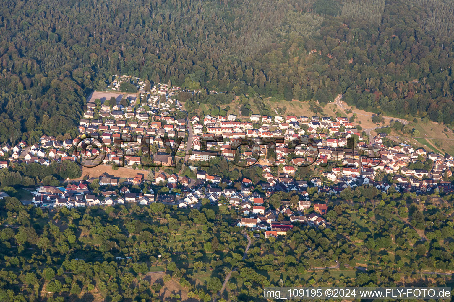 Vue aérienne de De l'ouest à le quartier Waldprechtsweier in Malsch dans le département Bade-Wurtemberg, Allemagne