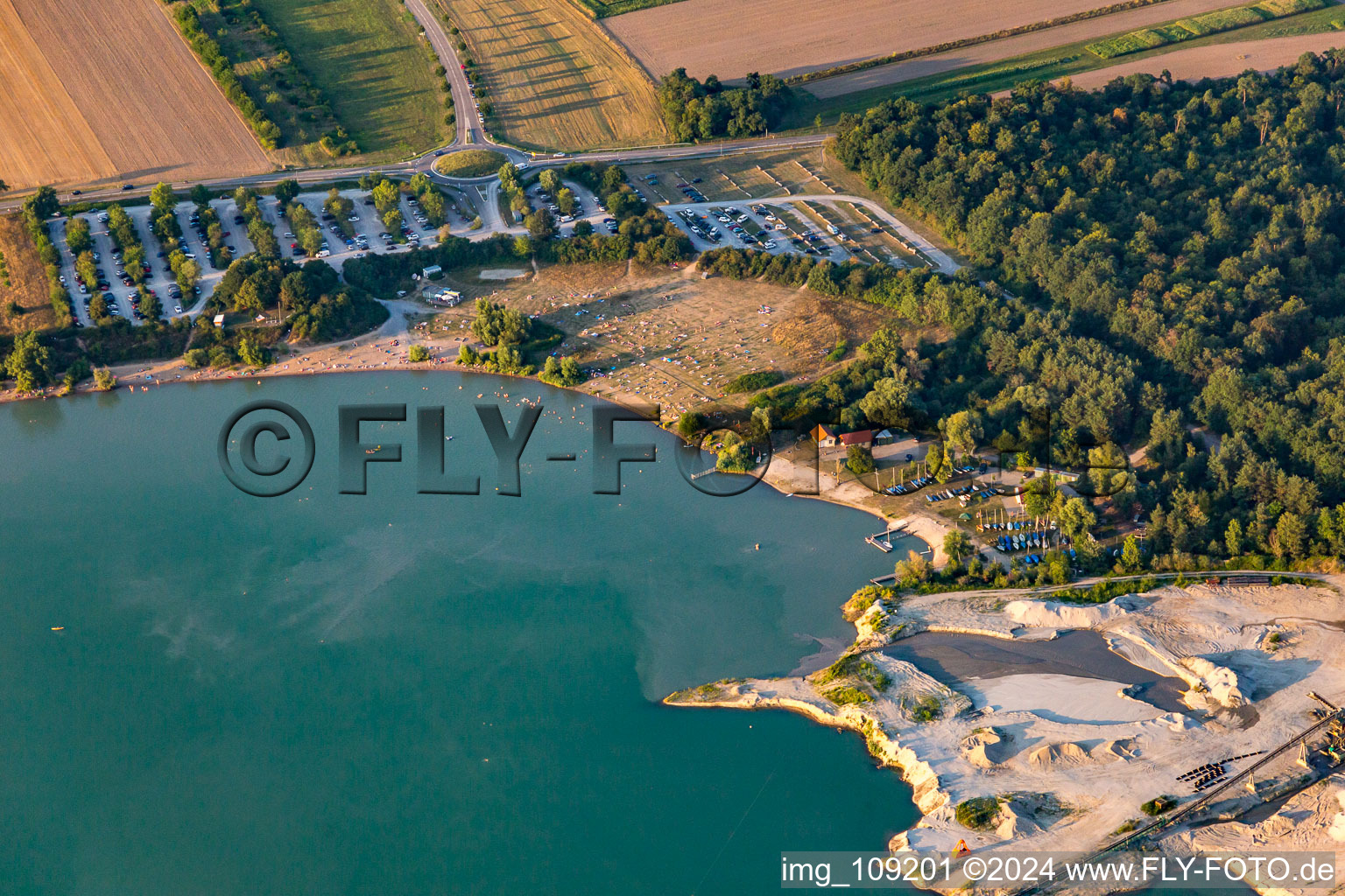 Vue aérienne de Baigneurs dans et sur la plage d'Epplesee à le quartier Silberstreifen in Rheinstetten dans le département Bade-Wurtemberg, Allemagne