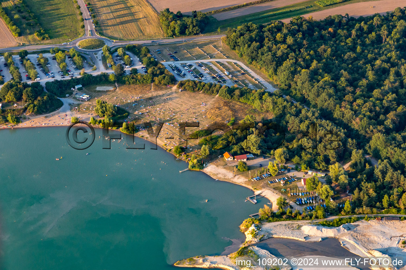 Vue aérienne de Baigneurs dans et sur la plage d'Epplesee à le quartier Silberstreifen in Rheinstetten dans le département Bade-Wurtemberg, Allemagne