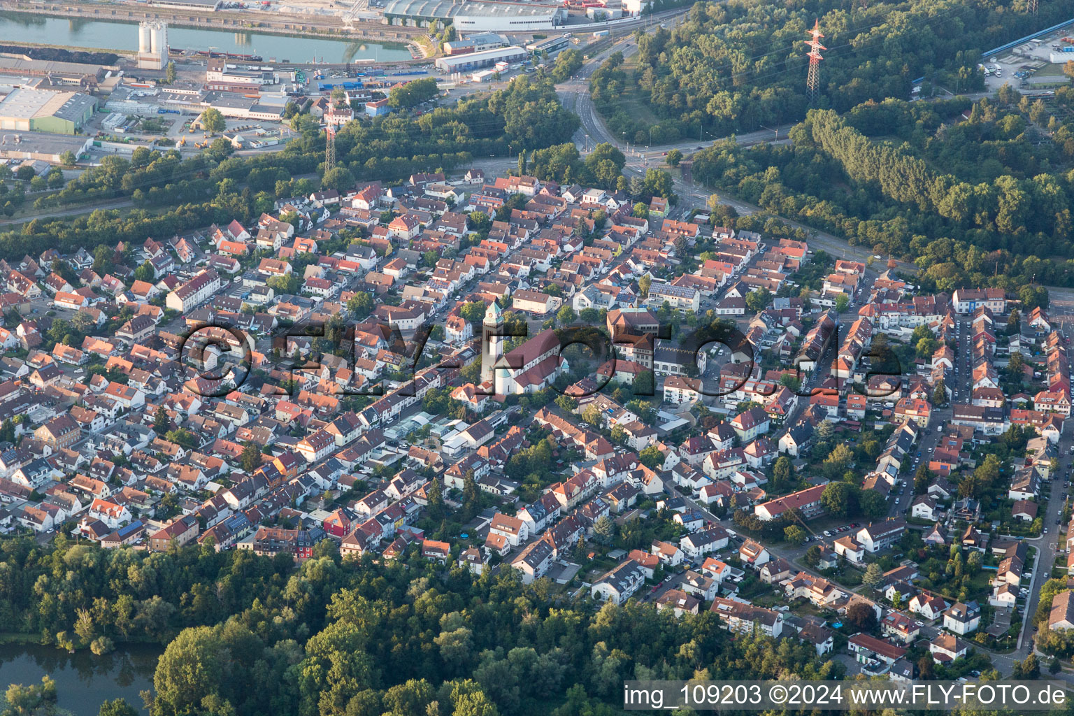 Vue aérienne de Église du Saint-Esprit à le quartier Daxlanden in Karlsruhe dans le département Bade-Wurtemberg, Allemagne