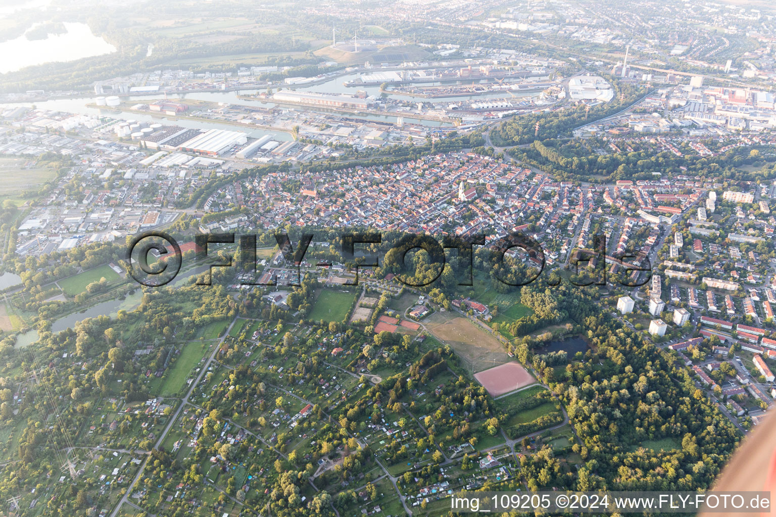 Vue aérienne de Quartier Daxlanden in Karlsruhe dans le département Bade-Wurtemberg, Allemagne