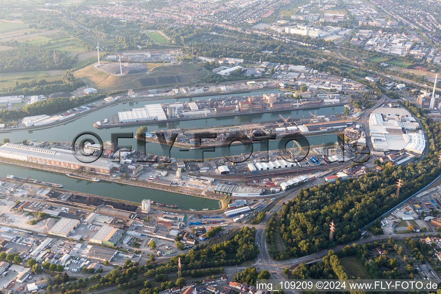 Quartier Rheinhafen in Karlsruhe dans le département Bade-Wurtemberg, Allemagne du point de vue du drone